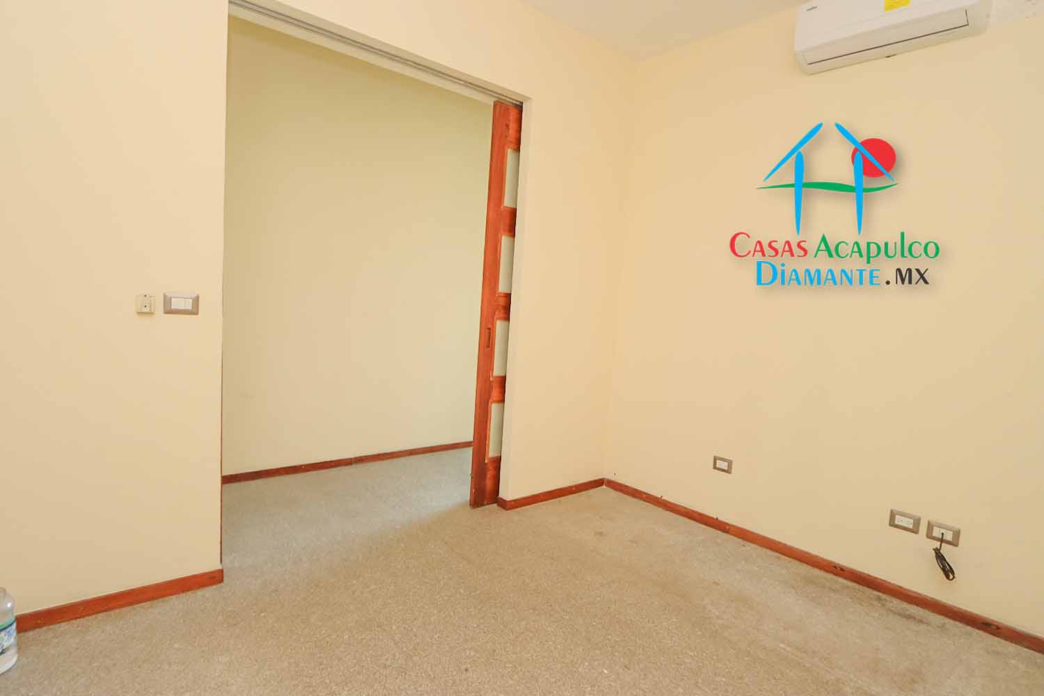 Ocean Front 106 - Sala de televisión antes de Otis 2